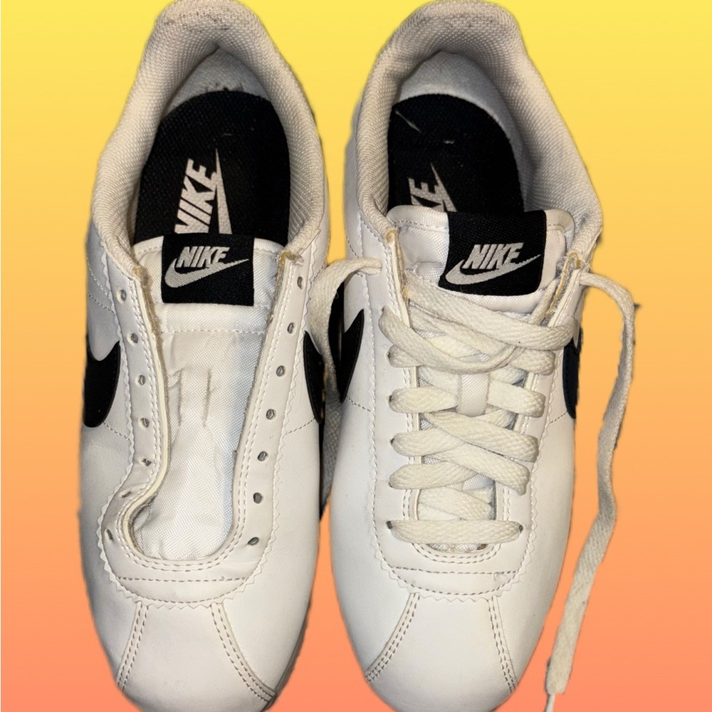 Women Size 7 Nike White Sneakers